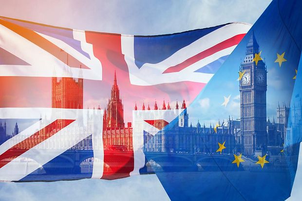 britische und EU-Flagge vor Big Ben in London